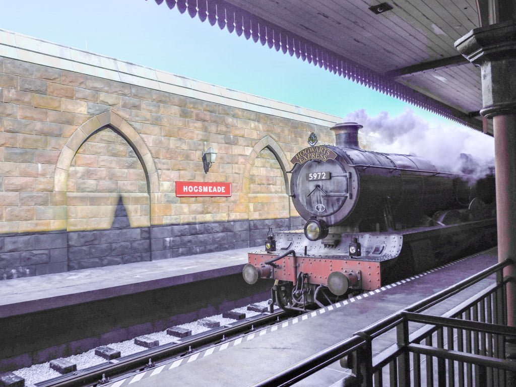 Harry Potter Train in station