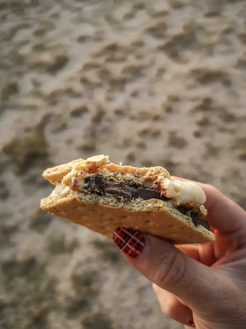 Smore, hand, tartan nails