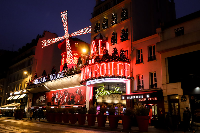 Moulin Rogue Paris lit up at night