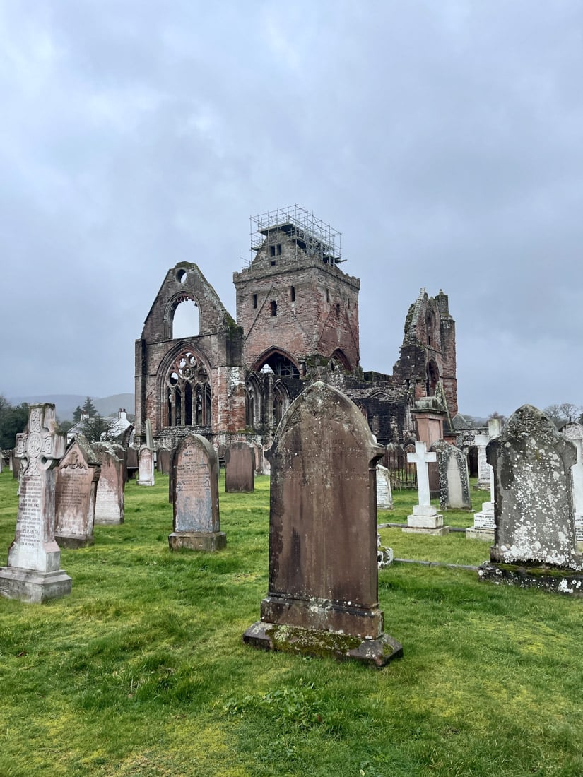 Bögen der Sweetheart Abbey in New Abbey, Dumfries & Galloway im Regen