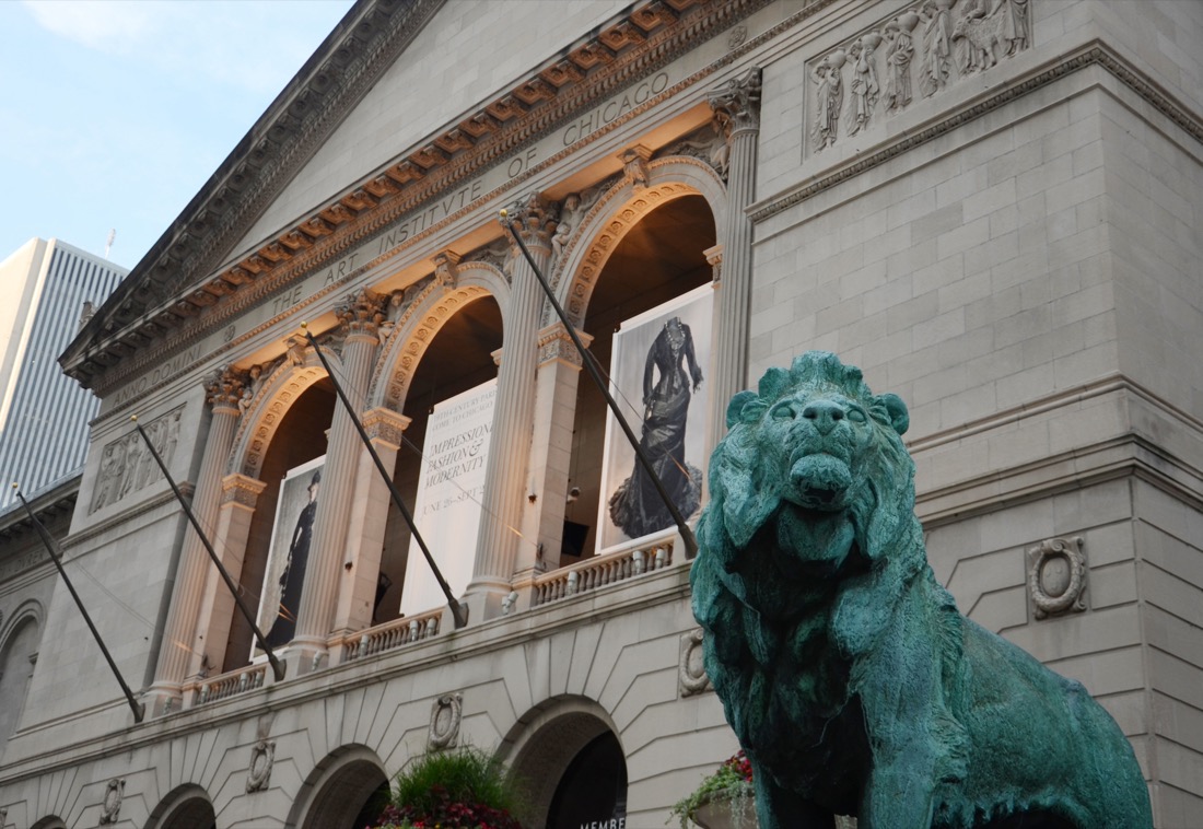 Lion statue at Art Institute of Chicago