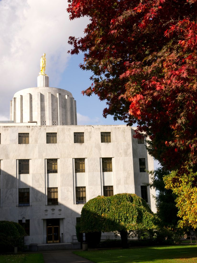 State Capitol Building in Salem, OR in the fall