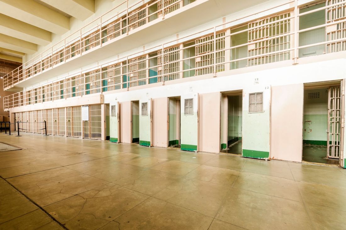 Células de prisão em Alcatraz Block D, San Francisco, Califórnia