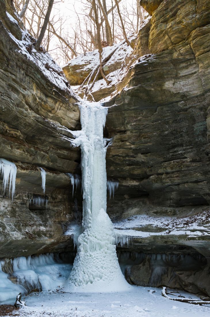 Frozen waterfall in St. Louis Canyon, Starved Rock State Park, Illinois