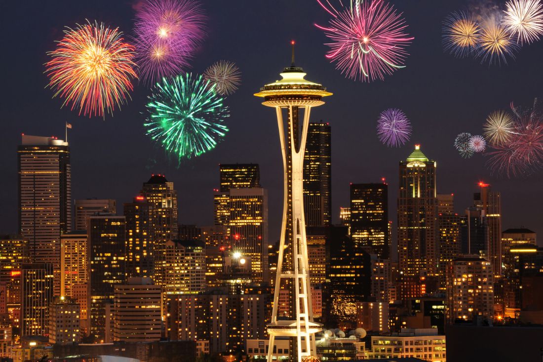 Fogos de artifício perto do Space Needle em Seattle na véspera de Ano Novo.