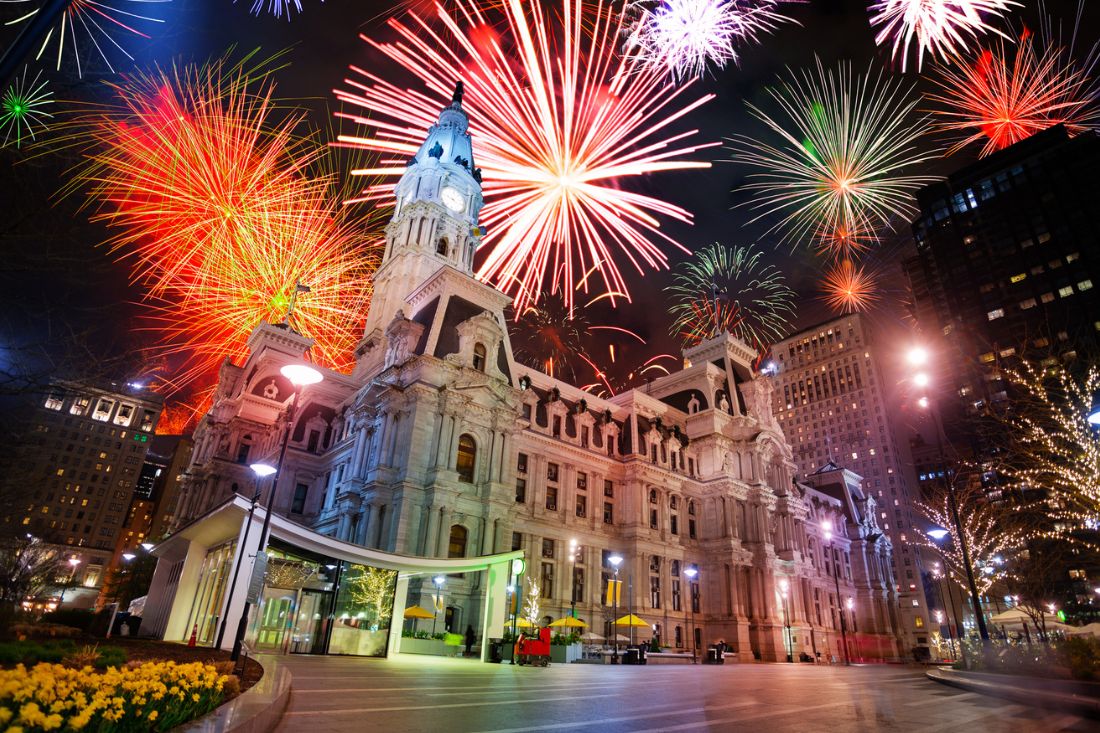 Fogos de artifício na Prefeitura da Filadélfia na véspera de Ano Novo.